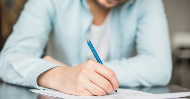 manager handwriting a personal note to employee